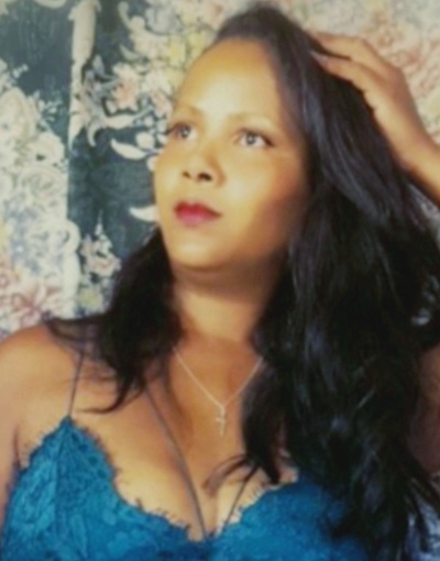 Karen Chaude, hôtesse de tel rose
