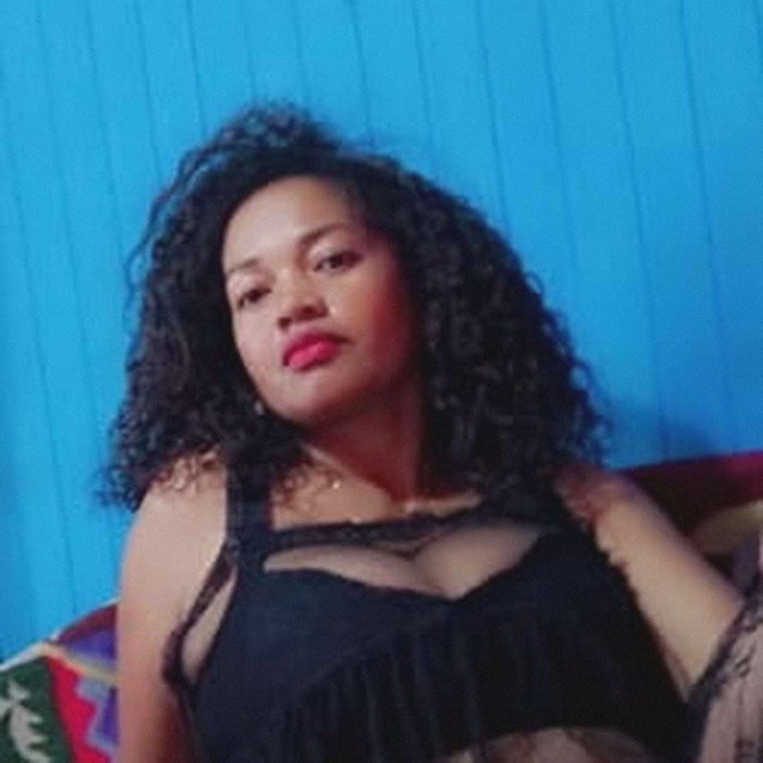 Melodie, hôtesse de tel rose